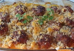 Картофель, запеченный с мясом, под сухариками