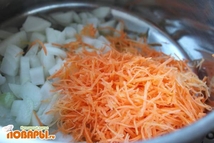 Шаг 2: Припускаем овощи прямо в кастрюле …