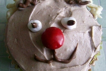 Шаг 10: Оформляем мордочку шоколадом. Нос красная …