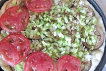 Шаг 3: Тесто обильно смазываем майонезом. Сверху …