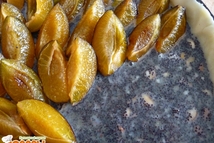 Шаг 3: Тесто раскатать, уложить в форму …