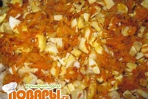 Шаг 2: В сковороду к моркове и …