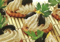 Рецепт: Крекеры с пастой из копченой скумбрии