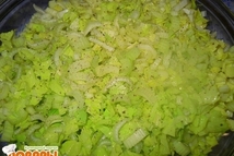 Шаг 5: Далее поверх огурца выкладываем не …