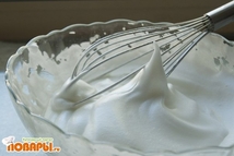 Шаг 4: Высыпайте остальную ¼ стакана сахара …