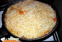 Шаг 5: Далее в сковородку добавляем рис, …