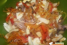 Шаг 3: Морковь режем соломкой, лук полукольцами …