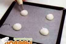 Шаг 4: Выстелите противень пекарской бумагой. Переложите …