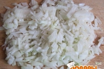 Шаг 3: Лук режем мелко, кубиками.