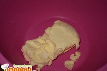 Шаг 1: Дрожжи растворить в кислом молоке.