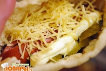 Шаг 1: Сосиску отварить. Булку поделить на …