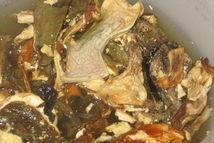 Шаг 3: Отбираем примерно две горсти грибов, …