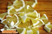 Шаг 2: Лимон следует отчистить от кожуры, …