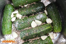 Шаг 3: Чеснок мелко нарезаем, укладываем в …