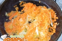 Шаг 1: Трем на крупной терке морковь …