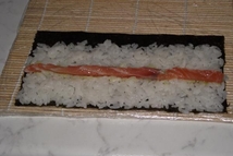 Шаг 9: кладем лосось,