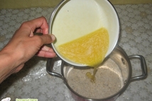 Шаг 3: Масло сливочное растопим, немного остудим …