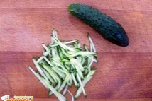 Шаг 6: Огурец нарезают мелкой соломкой.