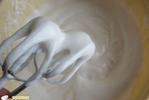 Шаг 6: Отдельно взбиваем белки до образования …