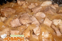 Шаг 5: Обжариваем мясо до образования корочки. …