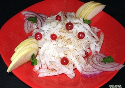 Рецепт: Салат с дайконом, грушей и клюквой