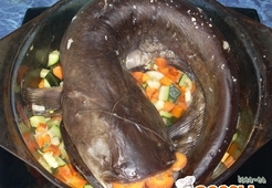 Сом на овощной подушке