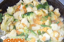 Шаг 3: Добавляем в сковороду картофель и …