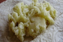 Шаг 4: Раскидываем лаваш на столе и …