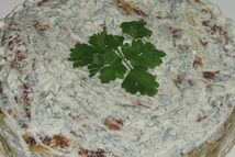 Шаг 8: Каждый корж промазываем майонезным кремом, …