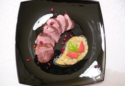 Утиная грудка с сочными фруктами в медовом соусе