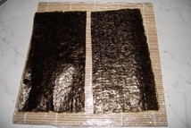 Шаг 5: Водоросли нори разрезаем на пополам, …