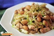 Шаг 2: Пекинскую капусту порезать соломкой, шириной …