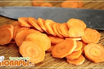 Шаг 3: Морковку порезать кольцами и объединить …