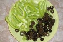 Шаг 3: Зеленый перец и оливки.