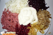 Шаг 1: Свеклу чистим и нарезаем мелкой …