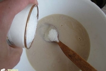 Шаг 3: Добавляем в полученную смесь сахар, …