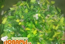 Шаг 2: Отварить курицу с лавровым листом …