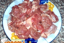 Шаг 2: Нарезать мясо небольшими кусочками.