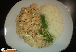 Креветки в луково-сливочном соусе с рисовым гарниром