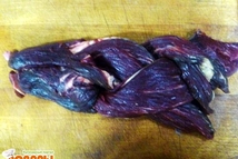 Шаг 2: Заплетенную мясную косичку подсаливаем, перчим …