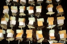 Шаг 1: Хлеб, карбонат и грибы нарезаем …