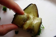 Шаг 4: Начинку заворачиваем, для надежности пришпаживаем …