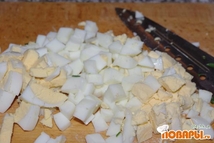 Шаг 3: Провариваем 5 минут, добавляем зелень, …