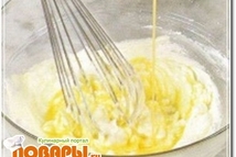 Шаг 2: Взбить яйцо и постепенно ввести …