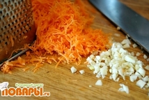 Шаг 2: Морковку почистить, помыть и натереть …