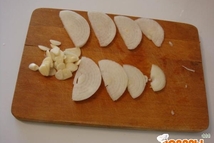 Шаг 4: Полукружьями нарезаем лук и мелко …