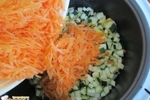 Шаг 4: Дальше - натертую морковку.