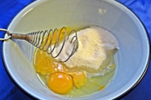 Шаг 1: Взбиваем яйца, добавляем к ним …