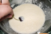 Шаг 3: Черешню моем и подсушиваем. Каждую …