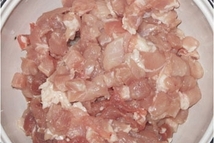 Шаг 1: Мясо порезать маленькими кусочками, посолить, …